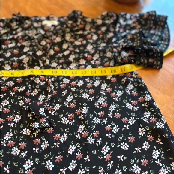 Max Studio Black and White Flutter Sleeve Blouse - Picture 8 of 9